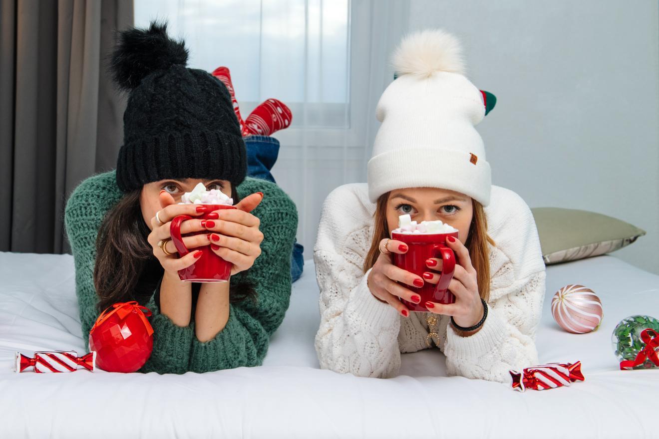 Deux filles avec des chocolats chaux 